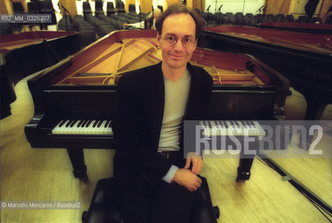 Rome, Palazzo delle Esposizioni, November 1999. Composer Michael Harrison poses during the rehearsal of the concert Four pianos / Roma, Palazzo delle Esposizioni, novembre 1999. Il compositore Michael Harrison durante le prove del concerto Quattro pianoforti - ©Marcello Mencarini/Rosebud2