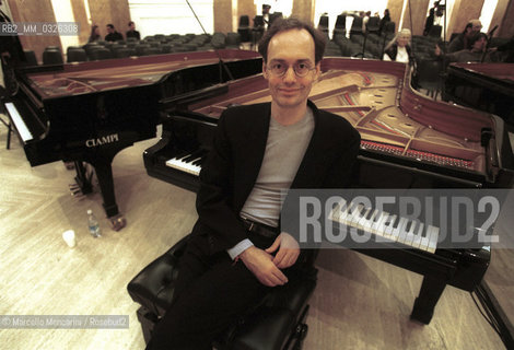 Rome, Palazzo delle Esposizioni, November 1999. Composer Michael Harrison poses during the rehearsal of the concert Four pianos / Roma, Palazzo delle Esposizioni, novembre 1999. Il compositore Michael Harrison durante le prove del concerto Quattro pianoforti - ©Marcello Mencarini/Rosebud2