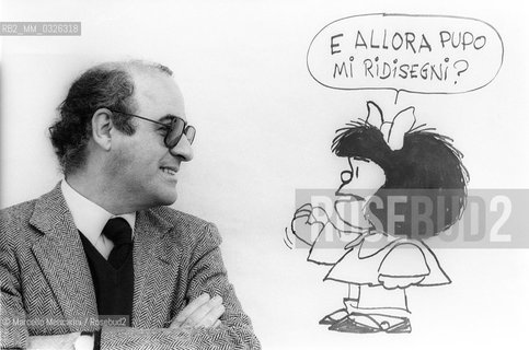 Lucca, 1984. Argentinian cartoonist Quino posing next to a drawing of his character Mafalda / Lucca, 1984. Il fumettista Quino posa accanto al un disegno del suo personaggio Mafalda - ©Marcello Mencarini/Rosebud2