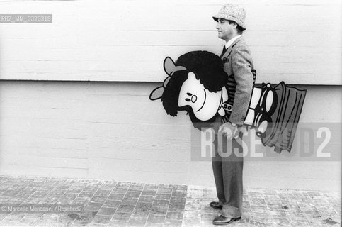 Lucca, 1984. Argentinian cartoonist Quino carrying an outline oh his character Mafalda / Lucca, 1984. Il disegnatore di fumetti Quino con una sagoma del suo personaggio Mafalda sotto braccio - ©Marcello Mencarini/Rosebud2