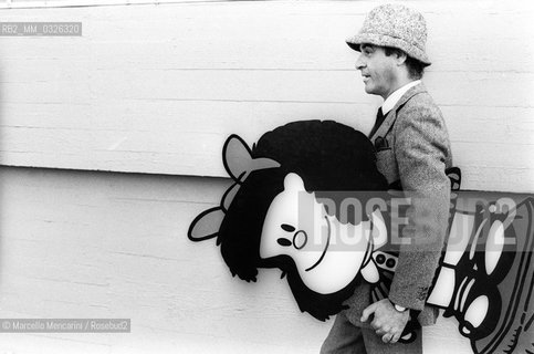 Lucca, 1984. Argentinian cartoonist Quino carrying an outline oh his character Mafalda / Lucca, 1984. Il disegnatore di fumetti Quino con una sagoma del suo personaggio Mafalda sotto braccio - ©Marcello Mencarini/Rosebud2