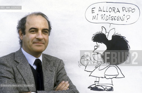 Lucca, 1984. Argentinian cartoonist Quino posing next to a drawing of his character Mafalda / Lucca, 1984. Il disegnatore di fumetti Quino posa accanto al un disegno del suo personaggio Mafalda - ©Marcello Mencarini/Rosebud2