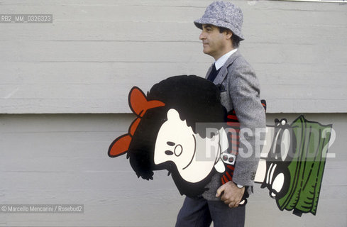 Lucca, 1984. Argentinian cartoonist Quino carrying an outline oh his character Mafalda / Lucca, 1984. Il disegnatore di fumetti Quino con una sagoma del suo personaggio Mafalda sotto braccio - ©Marcello Mencarini/Rosebud2