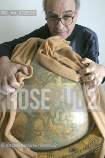 Milan, October 2003, headquarters of the magazine Touring Club Italia. The Argentinian cartoonist Quino holding a globe / Milano, ottobre 2003, sede della rivista Touring Club Italiano. Il disegnatore di fumetti Quino con un mappamondo - ©Marcello Mencarini/Rosebud2