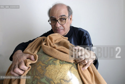 Milan, October 2003, headquarters of the magazine Touring Club Italia. The Argentinian cartoonist Quino holding a globe / Milano, ottobre 2003, sede della rivista Touring Club Italiano. Il disegnatore di fumetti Quino con un mappamondo - ©Marcello Mencarini/Rosebud2