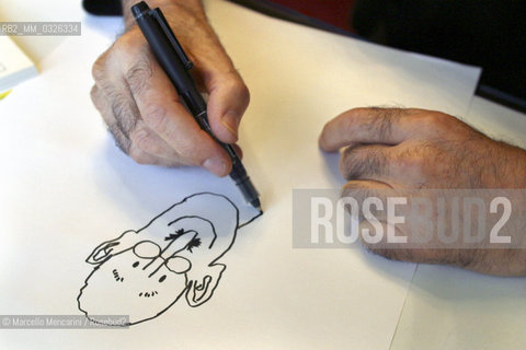 Milan, October 2003, headquarters of the magazine Touring Club Italia. Hands of he Argentinian cartoonist Quino drawing / Milano, ottobre 2003, sede della rivista Touring Club Italiano. Mani del disegnatore di fumetti Quino mentre disegna - ©Marcello Mencarini/Rosebud2