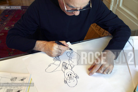 Milan, October 2003, headquarters of the magazine Touring Club Italia. The Argentinian cartoonist Quino drawing / Milano, ottobre 2003, sede della rivista Touring Club Italiano. Il disegnatore di fumetti Quino mentre disegna - ©Marcello Mencarini/Rosebud2