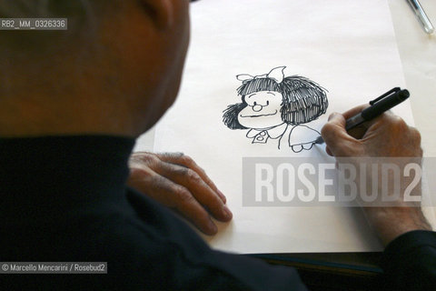 Milan, October 2003, headquarters of the magazine Touring Club Italia. The Argentinian cartoonist Quino drawing his character Mafalda / Milano, ottobre 2003, sede della rivista Touring Club Italiano. Il disegnatore di fumetti Quino mentre disegna il suo personaggio Mafalda - ©Marcello Mencarini/Rosebud2