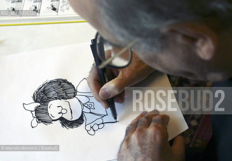 Milan, October 2003, headquarters of the magazine Touring Club Italia. The Argentinian cartoonist Quino drawing his character Mafalda / Milano, ottobre 2003, sede della rivista Touring Club Italiano. Il disegnatore di fumetti Quino mentre disegna il suo personaggio Mafalda - ©Marcello Mencarini/Rosebud2