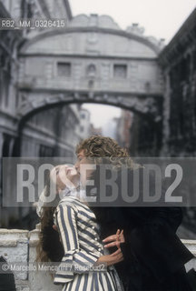 Venice 1997. Actors Margherita Piantini and Aldo Reggiani in their costumes as protagonists of Casanova by A.Schnitzler, directed by Alberto Casari. The Bridge of Sights is in the background / Venezia 1997. Gli attori Margherita Piantini e Aldo Reggiani posano con i loro costumi di scena come protagonisti di Casanova da A.Schnitzler, diretto da Alberto Casari. Sullo sfondo il Ponte dei sospiri - ©Marcello Mencarini/Rosebud2