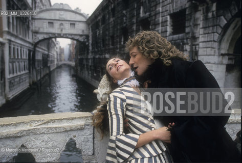 Venice 1997. Actors Margherita Piantini and Aldo Reggiani in their costumes as protagonists of Casanova by A.Schnitzler, directed by Alberto Casari. The Bridge of Sights is in the background / Venezia 1997. Gli attori Margherita Piantini e Aldo Reggiani posano con i loro costumi di scena come protagonisti di Casanova da A.Schnitzler, diretto da Alberto Casari. Sullo sfondo il Ponte dei sospiri - ©Marcello Mencarini/Rosebud2