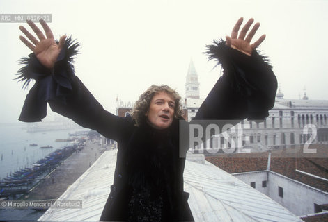 Venice, 1997. Actor Aldo Reggiani in his costume as protagonist of Casanova by A.Schnitzler, directed by Alberto Casari. The roof of the Piombi prison, from where Casanova escaped in 1755, is in the background / Venezia, 1997. Lattore Aldo Reggiani posa con il suo costume di scena come protagonista di Casanova da A.Schnitzler, diretto da Alberto Casari. Sullo sfondo, il tetto delle prigioni dei Piombi, da cui Casanova evase nel 1955 - ©Marcello Mencarini/Rosebud2