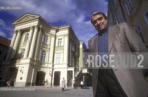 Prague, (Czech Republic), 1991. Bass-baritone opera singer Ruggero Raimondi in front of the Estates Theatre, a historic theatre where Wolfgang Amadeus Mozart directed the world premiere of his opera Don Giovanni in October 1787 / Praga (Repubblica Ceca) 1991. Il cantante lirico Ruggero Raimondi davanti al Teatro Estates dove, nellottobre del 1787, Wolfgang Amadeus Mozart diresse la prima mondiale della sua opera Don Giovanni - ©Marcello Mencarini/Rosebud2