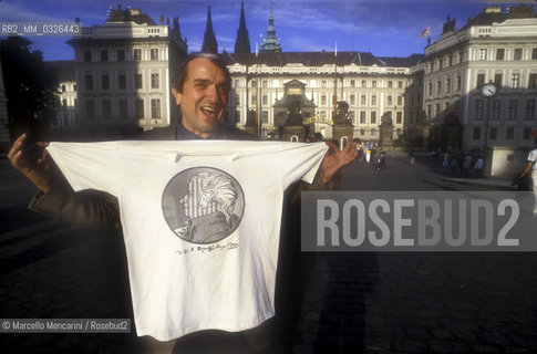 Prague, (Czech Republic), 1991. Bass-baritone opera singer Ruggero Raimondi showing a Mozart t-shirt / Praga (Repubblica Ceca) 1991. Il cantante lirico Ruggero Raimondi mostra una maglietta con il ritratto di Mozart - ©Marcello Mencarini/Rosebud2