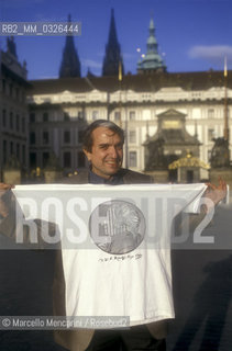 Prague, (Czech Republic), 1991. Bass-baritone opera singer Ruggero Raimondi showing a Mozart t-shirt / Praga (Repubblica Ceca) 1991. Il cantante lirico Ruggero Raimondi mostra una maglietta con il ritratto di Mozart - ©Marcello Mencarini/Rosebud2