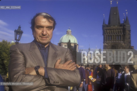 Prague, (Czech Republic), 1991. Bass-baritone opera singer Ruggero Raimondi in front of the Pragues Charles Bridge / Praga (Repubblica Ceca) 1991. Il cantante lirico Ruggero Raimondi davanti al ponte Carlo - ©Marcello Mencarini/Rosebud2