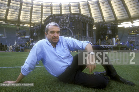 Rome, Olymoic Stadium 1998. Bass-baritone opera singer Ruggero Raimondi posing during a break of the Puccinis Tosca rehearsal / Roma, Stadio Olimpico, 1998. Il cantante lirico Ruggero Raimondi posa durante una pausa delle prove della Tosca di Puccini - ©Marcello Mencarini/Rosebud2