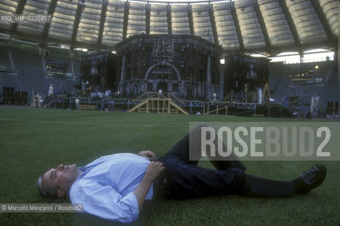 Rome, Olymoic Stadium 1998. Bass-baritone opera singer Ruggero Raimondi posing during a break of the Puccinis Tosca rehearsal / Roma, Stadio Olimpico, 1998. Il cantante lirico Ruggero Raimondi posa durante una pausa delle prove della Tosca di Puccini - ©Marcello Mencarini/Rosebud2