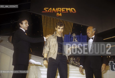 Sanremo Festival 1984. Tv presenter Pippo Baudo and pop singer Eros Ramazzotti, winner in the new proposals category with the song Terra promessa / Festival di Sanremo 1984. Il presentatore Pippo Baudo ed Eros Ramazzotti, vincitore della categoria Nuove proposte con la canzone Terra promessa - ©Marcello Mencarini/Rosebud2