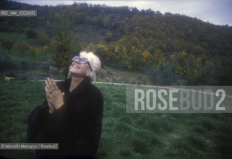 Actress Franca Rame at Alcatraz Community (near Perugia) founded by her son Jacopo Fo, 1992 / Franca Rame nella comunità di Alcatraz (vicino a Perugia) fondata da suo figlio Jacopo Fo,  1992 - ©Marcello Mencarini/Rosebud2