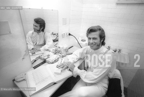 Pesaro, Rossini Opera Festival about 1984. American bass-baritone opera singer Samuel Ramey in his dressing room / Pesaro, Rossini Opera Festival 1984 circa. Il basso baritono Samuel Ramey nel suo camerino - ©Marcello Mencarini/Rosebud2