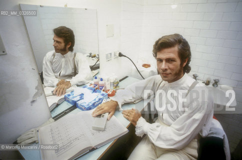 Pesaro, Rossini Opera Festival about 1984. American bass-baritone opera singer Samuel Ramey in his dressing room / Pesaro, Rossini Opera Festival 1984 circa. Il basso baritono Samuel Ramey nel suo camerino - ©Marcello Mencarini/Rosebud2