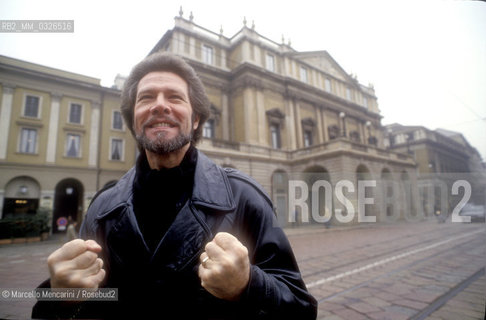 Milan, 1993. American bass-baritone opera singer Samuel Ramey in front of La Scala Theater / Milano, 1993. Il basso baritono Samuel Ramey di fronte al Teatro La scala - ©Marcello Mencarini/Rosebud2