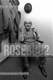 Rome, 1981. Actor Salvo Randone in his dressing room after his performance in Pensaci Giacomino!, a comedy written by Luigi Pirandello / Roma, 1981. Lattore Salvo Randone nel suo camerino dopo aver recitato nella commedia Pensaci Giacomino! di Luigi Pirandello - ©Marcello Mencarini/Rosebud2