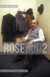 Rome, 1981. Actor Salvo Randone in his dressing room after his performance in Pensaci Giacomino!, a comedy written by Luigi Pirandello / Roma, 1981. Lattore Salvo Randone nel suo camerino dopo aver recitato nella commedia Pensaci Giacomino! di Luigi Pirandello - ©Marcello Mencarini/Rosebud2