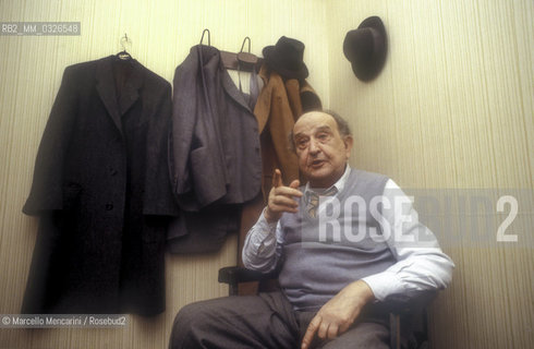 Rome, 1981. Actor Salvo Randone in his dressing room after his performance in Pensaci Giacomino!, a comedy written by Luigi Pirandello / Roma, 1981. Lattore Salvo Randone nel suo camerino dopo aver recitato nella commedia Pensaci Giacomino! di Luigi Pirandello - ©Marcello Mencarini/Rosebud2