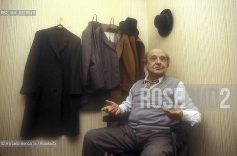 Rome, 1981. Actor Salvo Randone in his dressing room after his performance in Pensaci Giacomino!, a comedy written by Luigi Pirandello / Roma, 1981. Lattore Salvo Randone nel suo camerino dopo aver recitato nella commedia Pensaci Giacomino! di Luigi Pirandello - ©Marcello Mencarini/Rosebud2