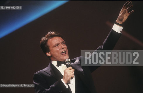 Sanremo Music Festival 1988. Italian pop singer Massimo Ranieri performing Perdere lAmore, winning song of the Festival / Festival di Sanremo 1988. Massimo Ranieri canta Perdere lamore, canzone vincitrice del Festival - ©Marcello Mencarini/Rosebud2