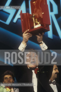 Sanremo Music Festival 1988. Italian pop singer Massimo Ranieri, winner of the Festival with the song Perdere lAmore, with TV presenters Miguel Bosé and Gabriella Carlucci / Festival di Sanremo 1988. Massimo Ranieri, vincitore del Festival con la canzone Perdere lamore, e i presentatori TV Miguel Bosé e Gabriella Carlucci - ©Marcello Mencarini/Rosebud2