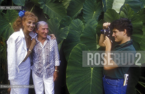 Taormina (Messina), 1986. Actors Giuditta Saltarini and Renato Rascel with their son Cesare photographing them / Taormina (Messina), 1986. Gli attori Giuditta Saltarini e Renato rascel fotografati da loro figlio Cesare - ©Marcello Mencarini/Rosebud2