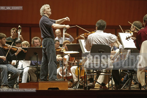 Rome, Auditorium Parco della Musica, May 5, 2004. British conductor Simon Rattle and the Berliner Philharmoniker performing a rehearsal / Roma, Auditorium Parco della Musica, 5 maggio 2004. Il direttore dorchestra Simon Rattle e i Berliner Philharmoniker durante una prova - ©Marcello Mencarini/Rosebud2