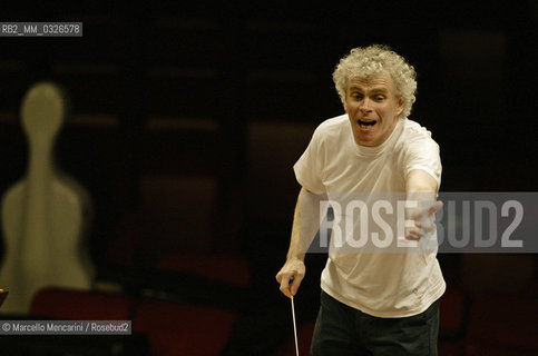 Rome, Auditorium Parco della Musica, May 5, 2004. British conductor Simon Rattle performing a rehearsal / Roma, Auditorium Parco della Musica, 5 maggio 2004. Il direttore dorchestra Simon Rattle durante una prova - ©Marcello Mencarini/Rosebud2