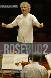 Rome, Auditorium Parco della Musica, May 5, 2004. British conductor Simon Rattle performing a rehearsal / Roma, Auditorium Parco della Musica, 5 maggio 2004. Il direttore dorchestra Simon Rattle durante una prova - ©Marcello Mencarini/Rosebud2