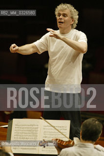 Rome, Auditorium Parco della Musica, May 5, 2004. British conductor Simon Rattle performing a rehearsal / Roma, Auditorium Parco della Musica, 5 maggio 2004. Il direttore dorchestra Simon Rattle durante una prova - ©Marcello Mencarini/Rosebud2