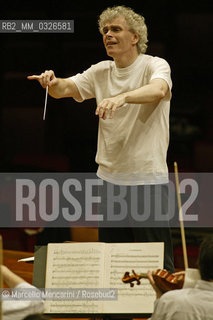 Rome, Auditorium Parco della Musica, May 5, 2004. British conductor Simon Rattle performing a rehearsal / Roma, Auditorium Parco della Musica, 5 maggio 2004. Il direttore dorchestra Simon Rattle durante una prova - ©Marcello Mencarini/Rosebud2