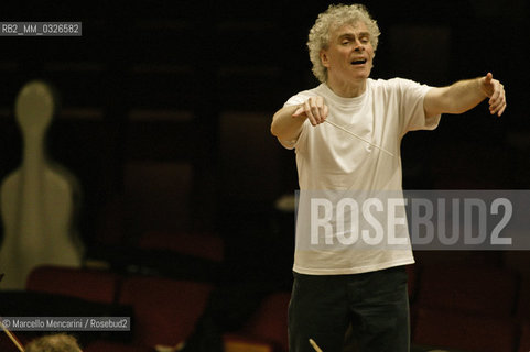 Rome, Auditorium Parco della Musica, May 5, 2004. British conductor Simon Rattle performing a rehearsal / Roma, Auditorium Parco della Musica, 5 maggio 2004. Il direttore dorchestra Simon Rattle durante una prova - ©Marcello Mencarini/Rosebud2