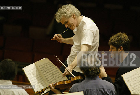 Rome, Auditorium Parco della Musica, May 5, 2004. British conductor Simon Rattle performing a rehearsal / Roma, Auditorium Parco della Musica, 5 maggio 2004. Il direttore dorchestra Simon Rattle durante una prova - ©Marcello Mencarini/Rosebud2