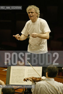 Rome, Auditorium Parco della Musica, May 5, 2004. British conductor Simon Rattle performing a rehearsal / Roma, Auditorium Parco della Musica, 5 maggio 2004. Il direttore dorchestra Simon Rattle durante una prova - ©Marcello Mencarini/Rosebud2