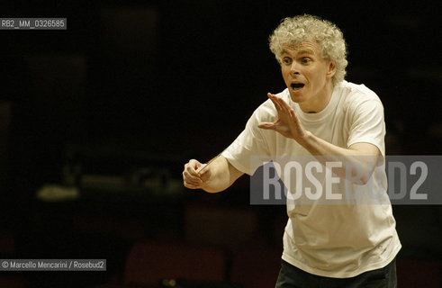 Rome, Auditorium Parco della Musica, May 5, 2004. British conductor Simon Rattle performing a rehearsal / Roma, Auditorium Parco della Musica, 5 maggio 2004. Il direttore dorchestra Simon Rattle durante una prova - ©Marcello Mencarini/Rosebud2