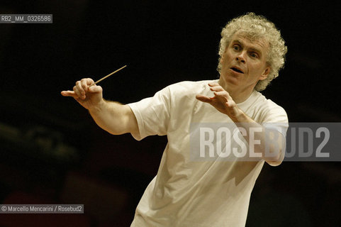 Rome, Auditorium Parco della Musica, May 5, 2004. British conductor Simon Rattle performing a rehearsal / Roma, Auditorium Parco della Musica, 5 maggio 2004. Il direttore dorchestra Simon Rattle durante una prova - ©Marcello Mencarini/Rosebud2