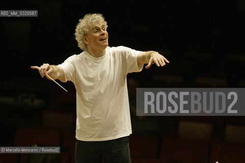 Rome, Auditorium Parco della Musica, May 5, 2004. British conductor Simon Rattle performing a rehearsal / Roma, Auditorium Parco della Musica, 5 maggio 2004. Il direttore dorchestra Simon Rattle durante una prova - ©Marcello Mencarini/Rosebud2