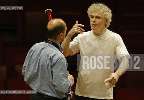 Rome, Auditorium Parco della Musica, May 5, 2004. British conductor Simon Rattle and the Berliner Philharmoniker performing a rehearsal / Roma, Auditorium Parco della Musica, 5 maggio 2004. Il direttore dorchestra Simon Rattle e i Berliner Philharmoniker durante una prova - ©Marcello Mencarini/Rosebud2