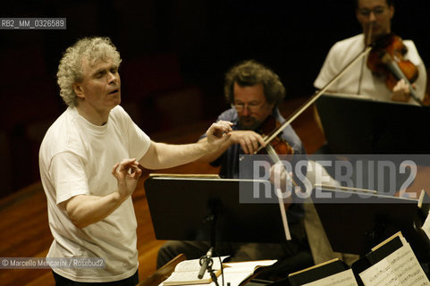 Rome, Auditorium Parco della Musica, May 5, 2004. British conductor Simon Rattle and the Berliner Philharmoniker performing a rehearsal / Roma, Auditorium Parco della Musica, 5 maggio 2004. Il direttore dorchestra Simon Rattle e i Berliner Philharmoniker durante una prova - ©Marcello Mencarini/Rosebud2