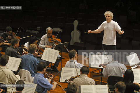 Rome, Auditorium Parco della Musica, May 5, 2004. British conductor Simon Rattle and the Berliner Philharmoniker performing a rehearsal / Roma, Auditorium Parco della Musica, 5 maggio 2004. Il direttore dorchestra Simon Rattle e i Berliner Philharmoniker durante una prova - ©Marcello Mencarini/Rosebud2