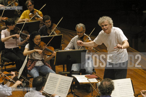 Rome, Auditorium Parco della Musica, May 5, 2004. British conductor Simon Rattle and the Berliner Philharmoniker performing a rehearsal / Roma, Auditorium Parco della Musica, 5 maggio 2004. Il direttore dorchestra Simon Rattle e i Berliner Philharmoniker durante una prova - ©Marcello Mencarini/Rosebud2