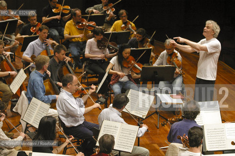 Rome, Auditorium Parco della Musica, May 5, 2004. British conductor Simon Rattle and the Berliner Philharmoniker performing a rehearsal / Roma, Auditorium Parco della Musica, 5 maggio 2004. Il direttore dorchestra Simon Rattle e i Berliner Philharmoniker durante una prova - ©Marcello Mencarini/Rosebud2